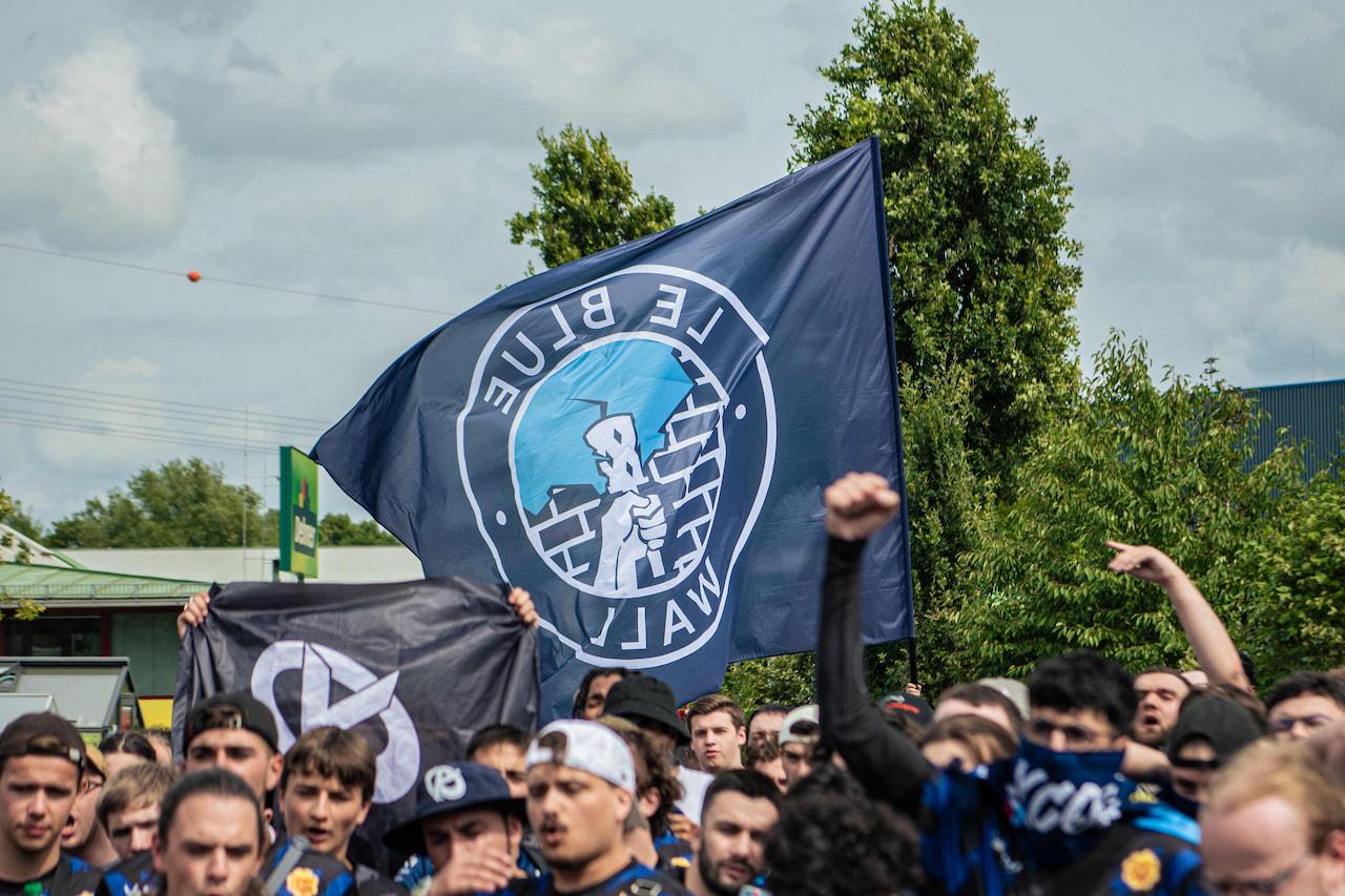 Supporters de la Karmine Corp exprimant leur joie lors du match contre Koi à Barcelone.